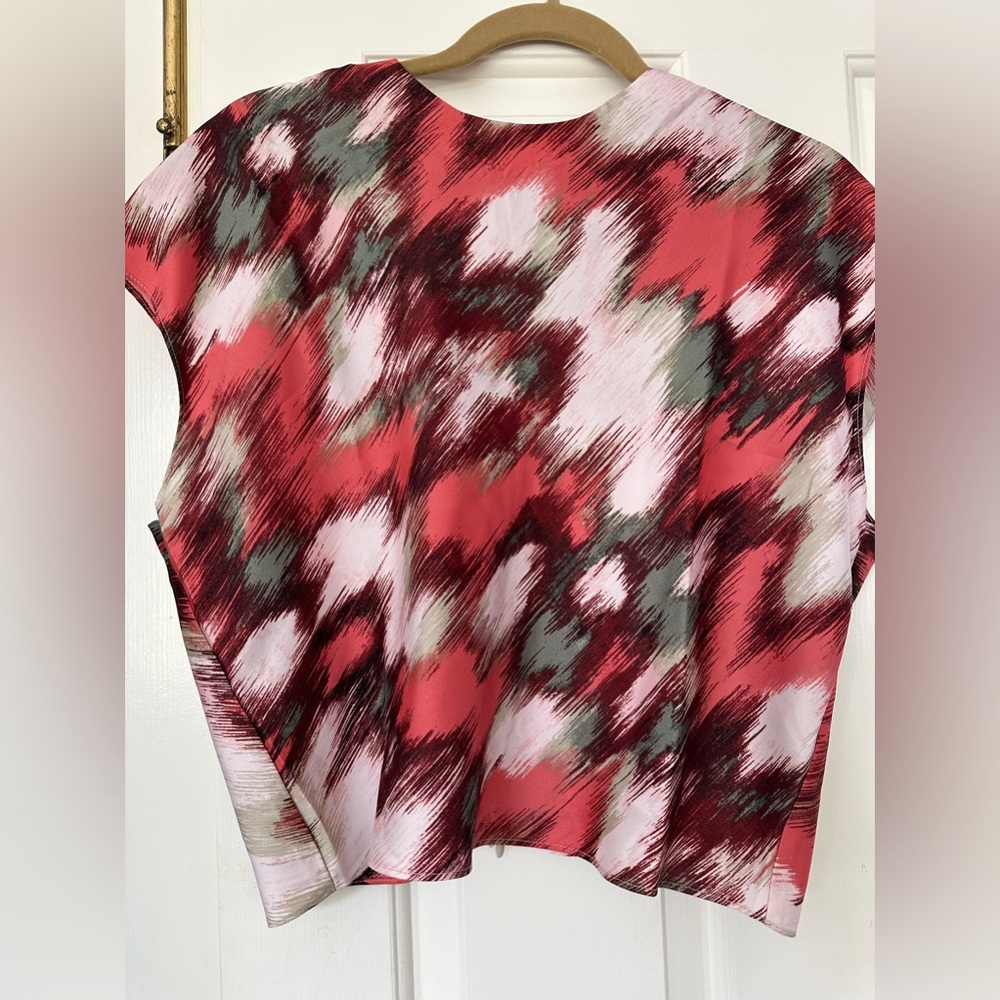 Gorgeous Banana Republic colorful  blouse- silky soft, beautiful print! NWOT